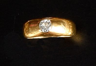 null *Bague jonc en or jaune 18K (750°/00) sertie clos d'un diamant de taille ancienne

Tour...