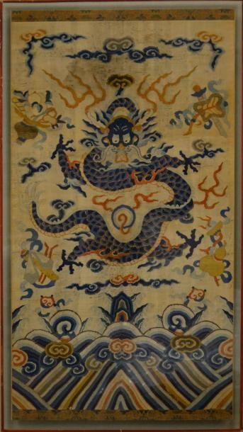 null CHINE - XVIIIe siècle
Fragment de tissus en kesi à décor d'un dragon de face...