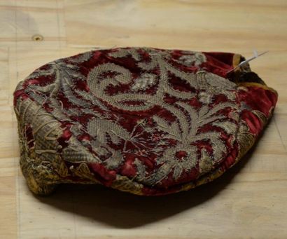 null Kokochnik, Russie, XIXe siècle, en velours de soie rouge amplement brodé de...