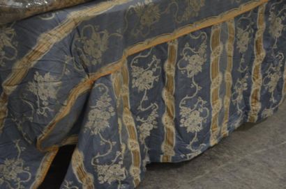null Meuble d'une chambre à coucher, style Louis XVI, vers 1900, pékin façonné soie...