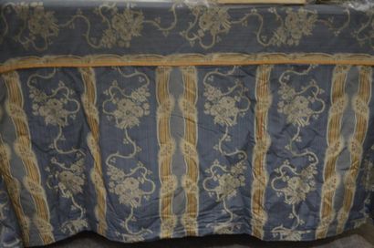 null Meuble d'une chambre à coucher, style Louis XVI, vers 1900, pékin façonné soie...