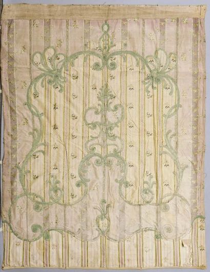 null Partie d'une garniture de lit brodée, époque Louis XVI, pékins façonnés à rayures...