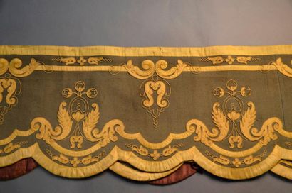 null Lambrequin, style Louis XIV, vers 1900, sergé de laine vert brodé en application...