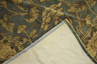 null Tapis de table en velours imprimé, vers 1900, coton, décor de fleurs au naturel...