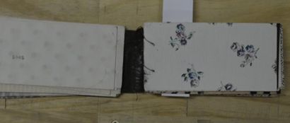 null Album d'empreintes, vers 1950, rayures, semis de feuilles, fleurs et motifs...