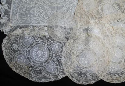 null Réunion de quinze pièces, napperons et housse de coussin, fonds de bonnets et...