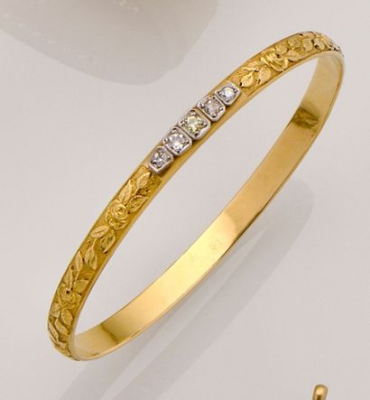 null Bracelet jonc en or jaune 18K (750/°°) à décor de roses ciselées agrémenté de...