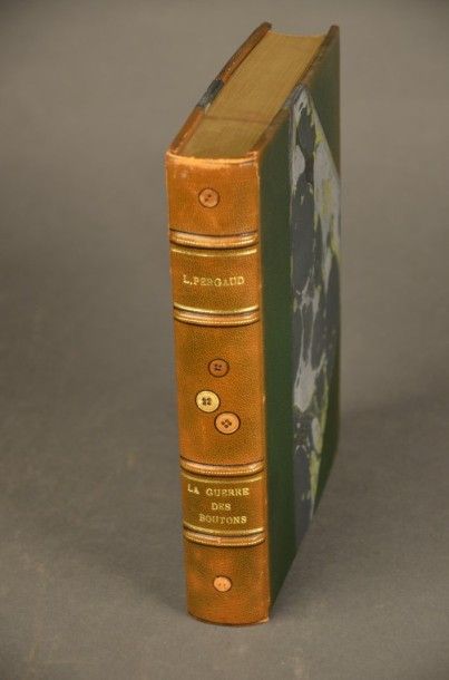 PERGAUD (Louis) LA GUERRE DES BOUTONS. PARIS, MORNAY, 1927. Un volume, in-8 carré,...