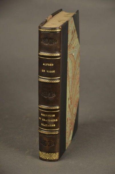VIGNY (Alfred de) SERVITUDE ET GRANDEUR MILITAIRES. PARIS, JOUAUST, 1885. Un volume,...
