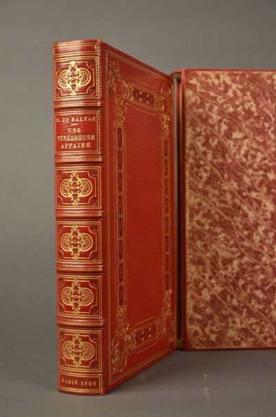 BALZAC (Honoré de) UNE TÉNÉBREUSE AFFAIRE. PARIS, CARTERET, 1909. Un volume, grand...