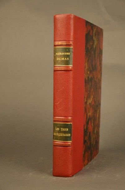 DUMAS (Alexandre) LES TROIS MOUSQUETAIRES. PARIS, LIBRAIRIE LAROUSSE, 1934. Un volume,...