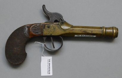 France Pistolet coup de poing vers 1840
Corps et canon bronzés. Canon à pans tromblonné,...