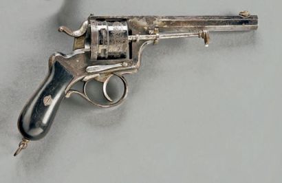 France Revolver FRANCOTTE Bâti avec reste de jaspage et décoré de rinceaux, peau...