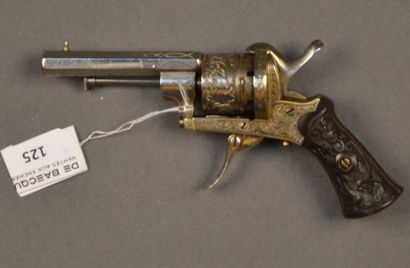 France Amusant revolver type LEFAUCHEUX, calibre 6
Canon à pans, barillet et corps...