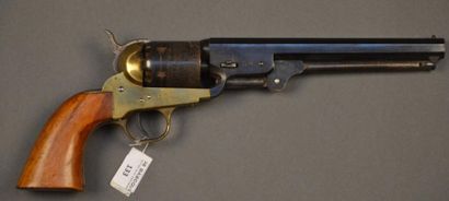 ETATS-UNIS Réplique de revolver 1851, calibre 36
Monture bronze, barillet décoré,...