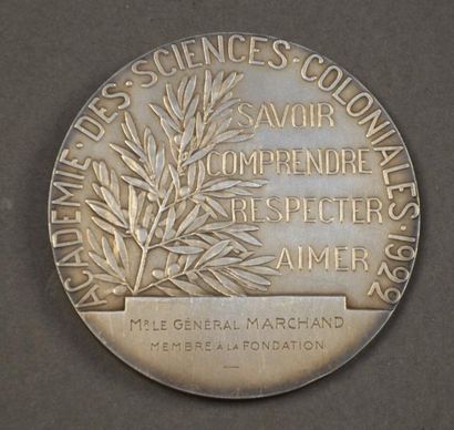 null Médaille de table offerte par l'académie des sciences coloniales au commandant...