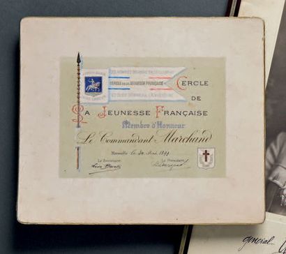 null Diplôme de membre d'honneur du Cercle de la jeunesse
Française, offerte au commandant...