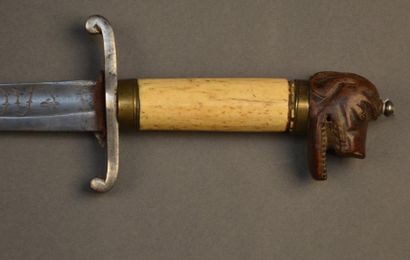 France Forte épée/couteau de chasse
Fusée os, pommeau bois sculpté tête de chien,...