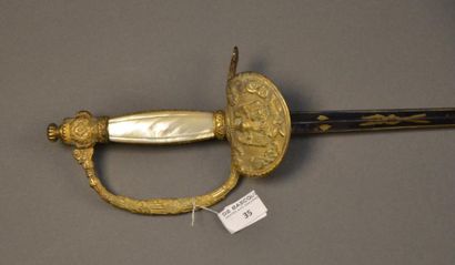 France Épée de cour Second Empire
Monture en bronze doré une branche, fusée nacre...