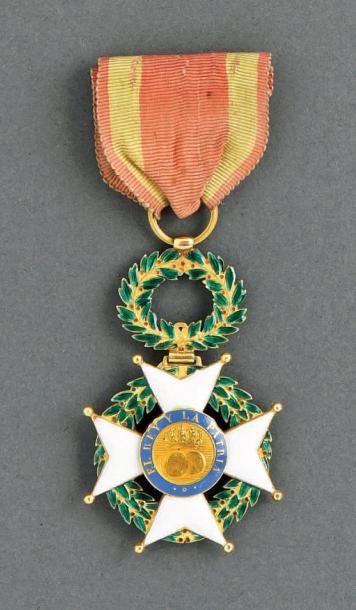 Espagne Ordre de Saint-Ferdinand
En or et émail, anneau cannelé, ruban conforme
D....
