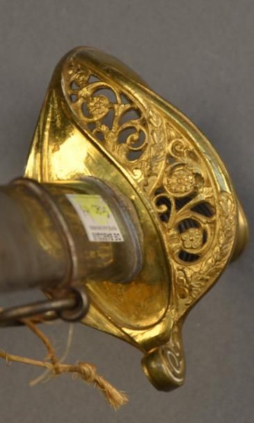 France Sabre modèle 1855
Monture une branche, poignée corne filigranée, lame signée...