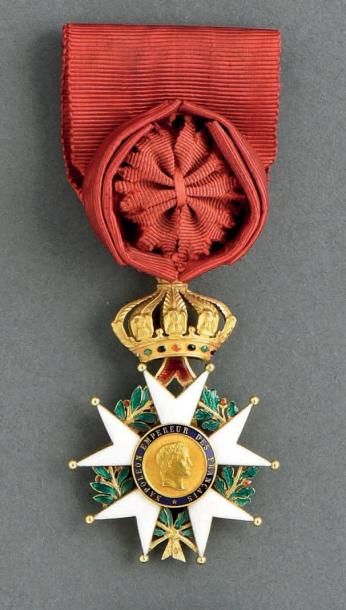 France FRANCE
Etoile d'officier de la Légion d'Honneur Second Empire 
En or et émail,...