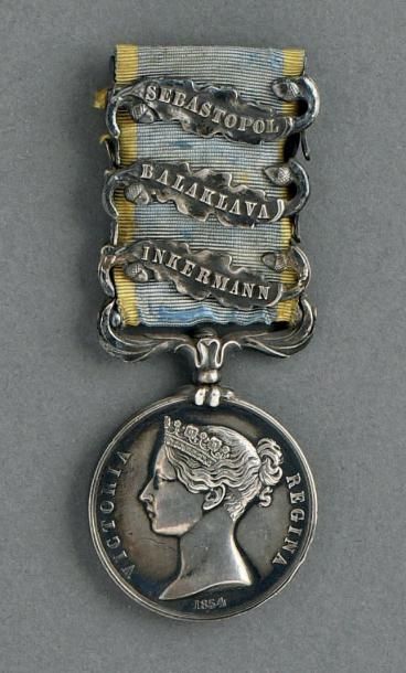 GRANDE-BRETAGNE Médaille de Crimée
En argent, signée WYON, taille ordonnance, avec...