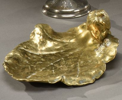 Joaquin ANGLES (1865-1927) Coupe vide-poche en bronze figurant une femme humant des...