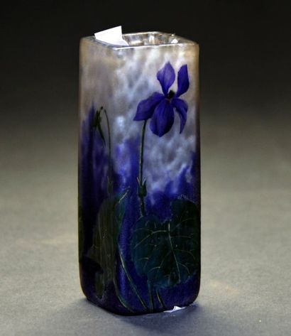 DAUM Nancy Violettes
Vase quadrangulaire soliflore
Épreuve en verre dégagé à l'acide...