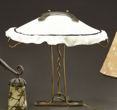 EUROPE, 1900 Intéressante lampe en laiton, pour partie doré, fût double se poursuivant...