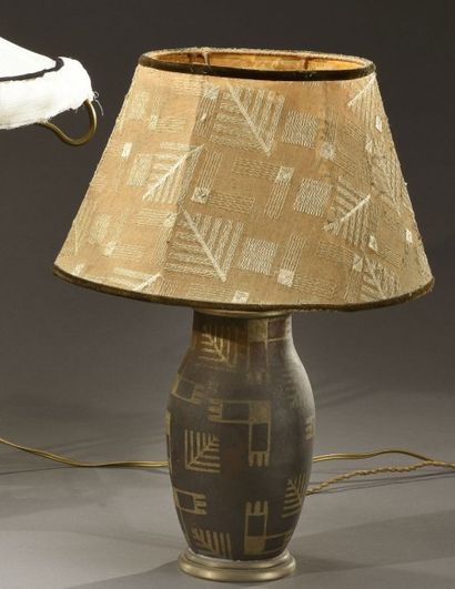 Fernand GRANGE (XXe siècle) Motifs arts premiers
Lampe de salon, le pied en dinanderie...