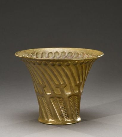 Jean DUNAND (1877-1942) Vase cornet largement évasé et à base en léger débordement
Épreuve...