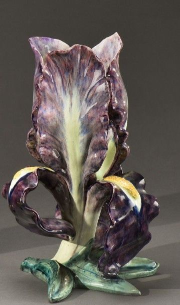 Delphin MASSIER (1836-1907) Iris
Vase naturaliste floriforme
Épreuve en céramique...