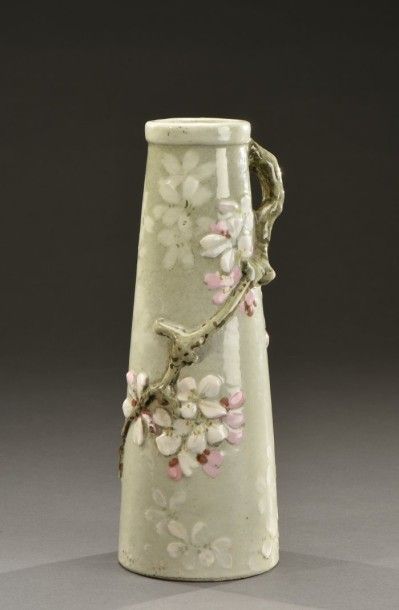 Edmond LACHENAL (1855-1948) Rare vase naturaliste à une anse détachée arborescente
Épreuve...