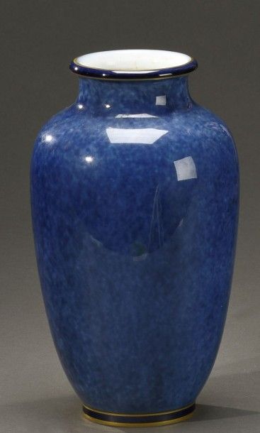 Manufacture nationale de SÈVRES Vase balustre en porcelaine émaillée bleu moucheté,...