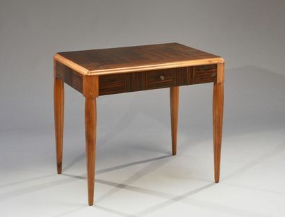 TRAVAIL ART DECO Table bureau, ouvrant par un tiroir en ceinture, réalisée en bois...