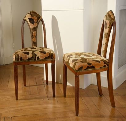 TRAVAIL ART DECO Paire de chaises, à dossier en ogive ajourée, en hêtre nervuré,...