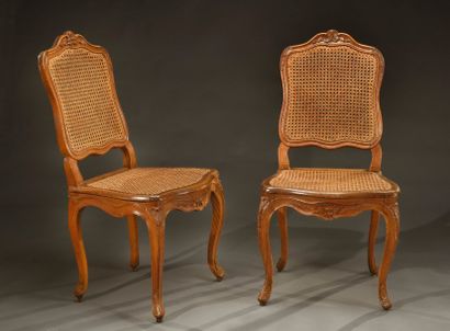 null Paire de chaises cannées en bois mouluré et sculpté de fleurettes 

Style Louis...