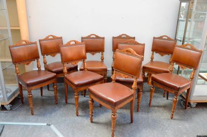 null Suite de douze chaises de style Henri II en bois naturel, pieds fuselés à bagues...