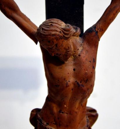 null Christ de calvaire en bois suclpté sur une croix en bois noirci, la base à gradin

XIXe...