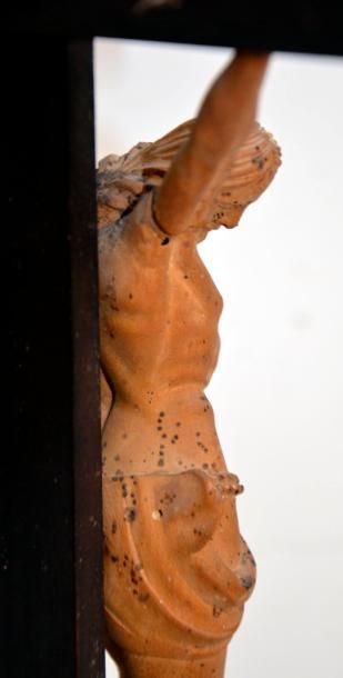 null Christ de calvaire en bois suclpté sur une croix en bois noirci, la base à gradin

XIXe...