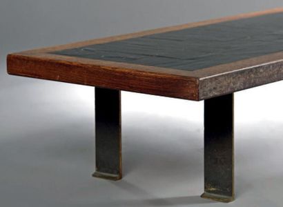 Pierre LEBE (1929-2008) 
Longue table basse, le plateau en placage d'ardoise dans...
