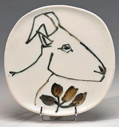 D'aprés Pablo Picasso (1881-1973) 
Tête de chèvre de profil
Assiette ronde carrée...