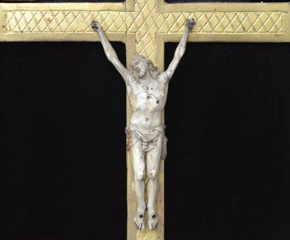 null Petit crucifix en ivoire sculpté dans un cadre à parecloses en bois sculpté...