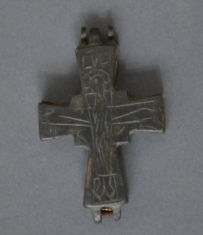 ENCOLPION Petite croix reliquaire en bronze qui ouvre en deux partie, décorée sur...