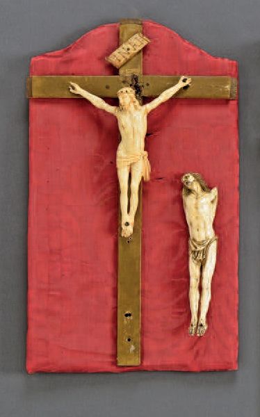 null Christ en ivoire sur croix en bois doré
XVIIIe siècle
H. 17,5 cm BL Spécimen...