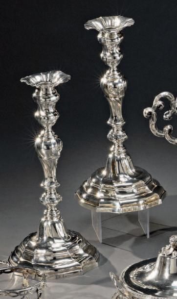 null Paire de bougeoirs en argent, le pied à contours; l'ombilic, de forme balustre...