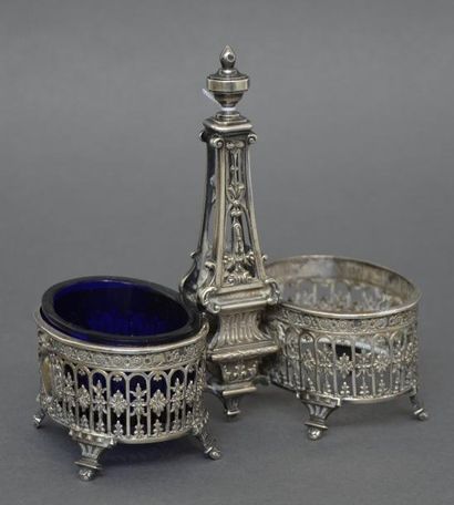 null Salière double en argent à galerie fleurie ajourée, la prise obélisque également...