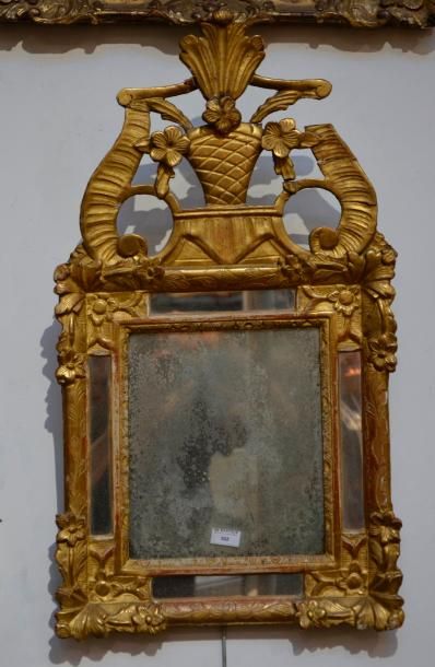 null Petit miroir en bois doré 

Epoque Louis XV

Accident 