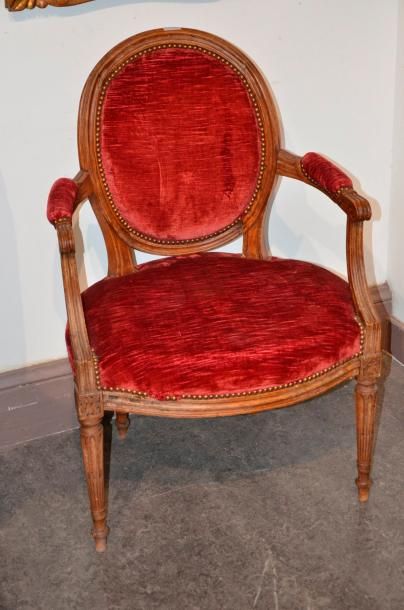 null Un fauteuil de style Louis XVI en bois naturel 